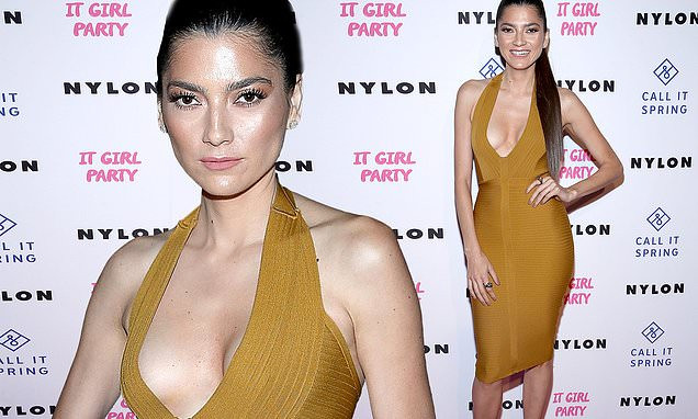 Trong chiếc đầm vàng ôm sát xẻ sâu, Blanca Blanco phô đường cong hình thể quyến rũ và lấp ló vòng 1 gợi cảm