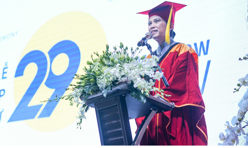 Bà Bùi Trân Phượng trong một lễ trao bằng tốt nghiệp cho sinh viên.