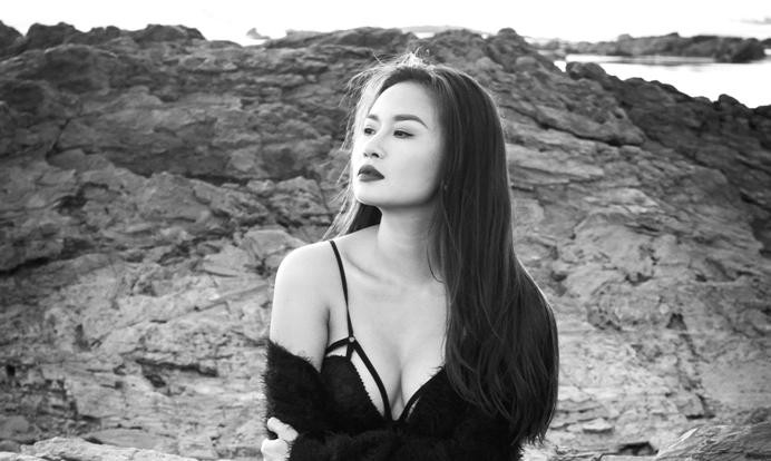 Lam Anh khoe vòng một nóng bỏng trên bãi biển.