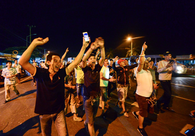 Tài xế nhóm tài xế vui mừng khi nghe tin trạm BOT Cai Lậy được Thủ tướng quyết định thu phí trong 30 ngày. Ảnh: Tùng Tin.