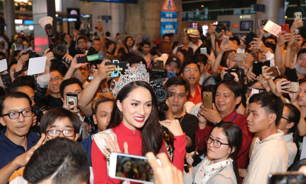 Hương Giang trong vòng vây fans hâm mộ tại sân bay Tân Sơn Nhất.