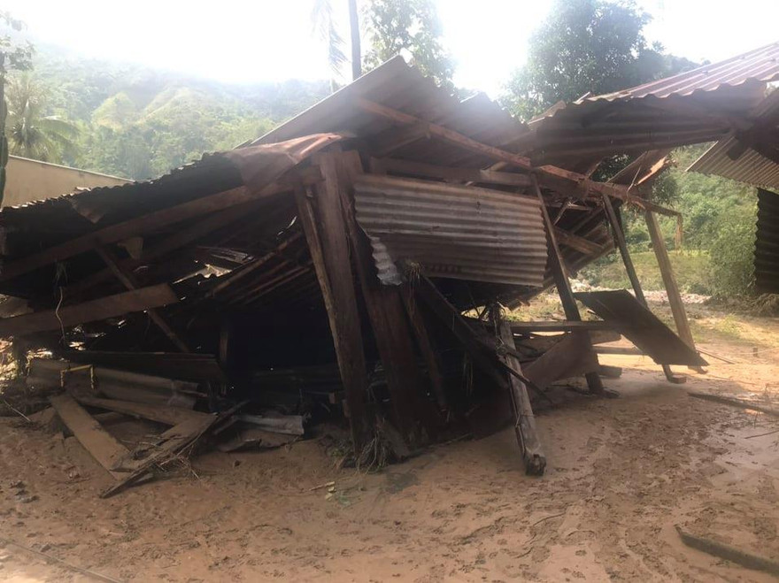 Nhà cửa bị đổ sập, tài sản bị cuốn trôi sau khi thủy điện xả lũ.