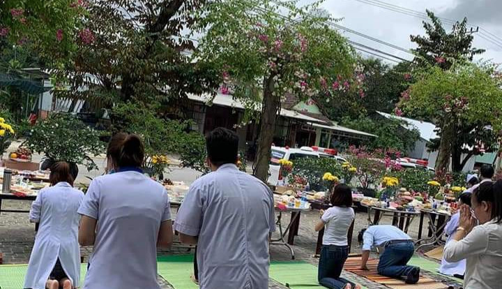 Xôn xao chuyện bệnh viện bày hàng chục mâm cỗ, tổ chức cúng bái giữa mùa dịch