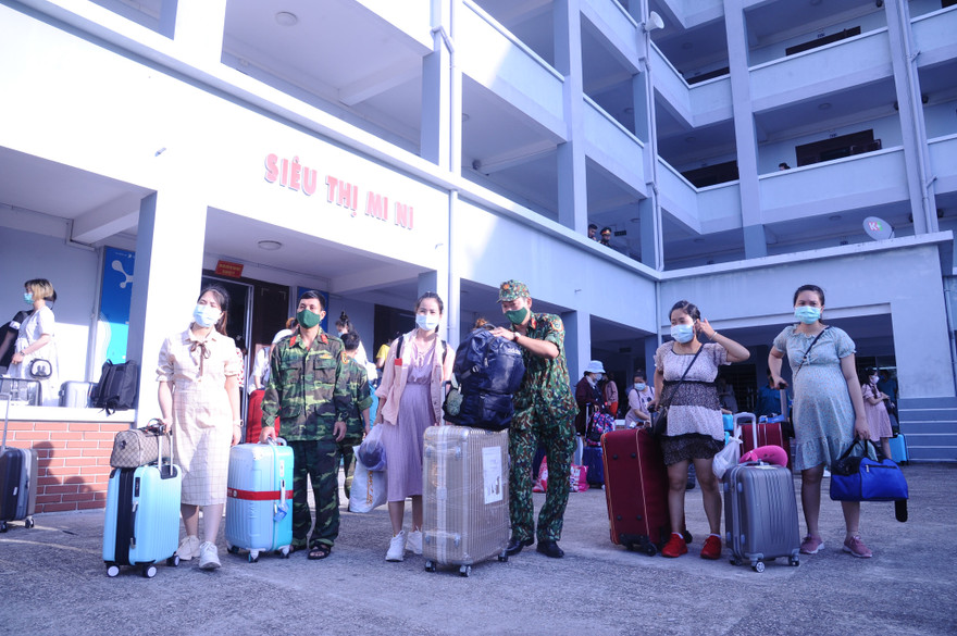 các bà bầu hoàn thành cách ly, hân hoan trở về nhà