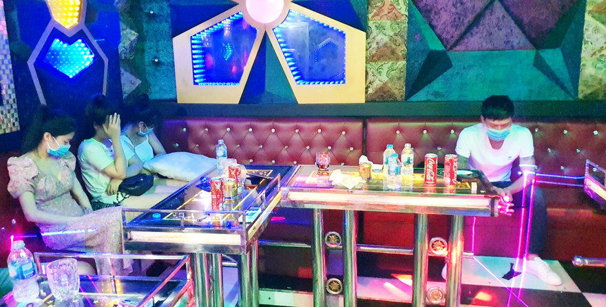 Công an bắt quả tang hàng chục thanh niên tụ tập, sử dụng ma túy trong quán karaoke. ảnh CA