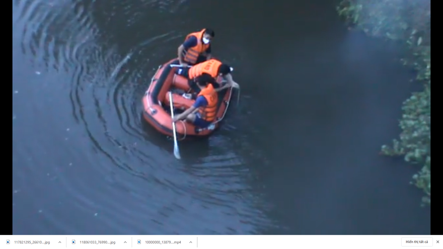 Lực lượng chức năng tìm kiếm nạn nhân. ảnh CTV