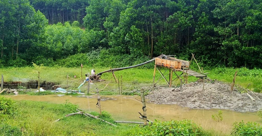 Một phụ nữ bị nước cuốn trôi khi đang đi làm vàng. ảnh minh họa