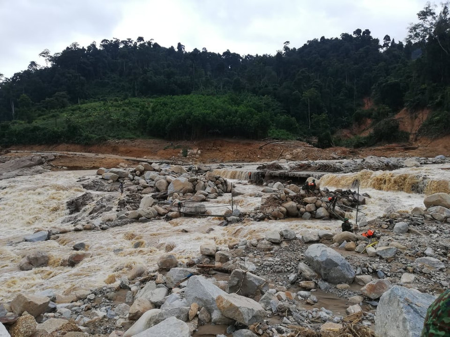 Sạt lở nghiêm trọng gây chia cắt tại huyện Phước Sơn, Quảng Nam.