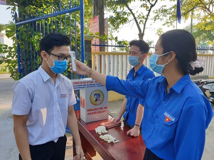 Thí sinh Quảng Nam đeo khẩu trang, đo thân nhiệt trước khi bước vào phòng thi