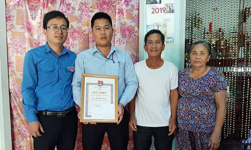 Anh Mai Minh Thành (thứ 2 từ trái sang). ảnh CTV