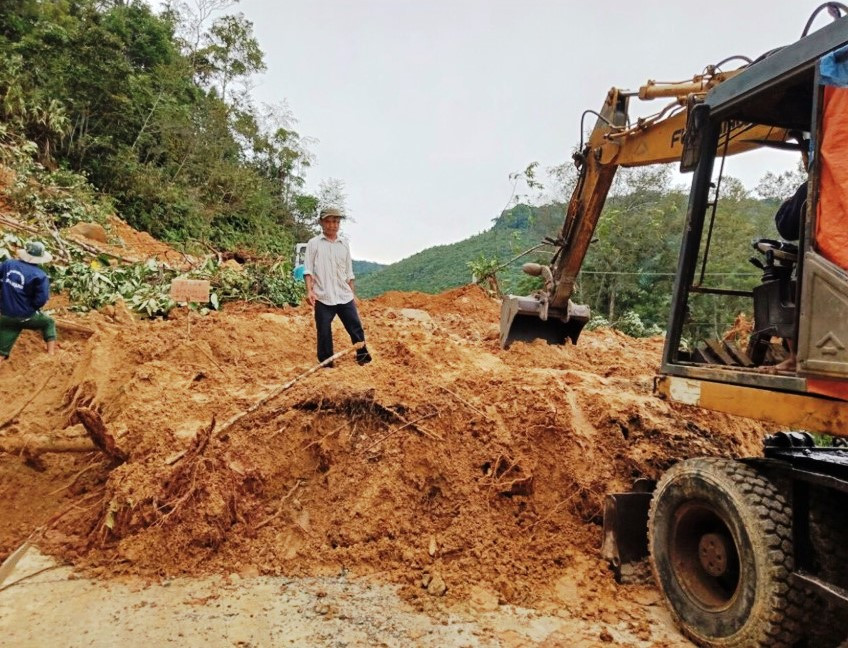 Sạt lở trên tuyến đường biên giới huyện Tây Giang, Quảng Nam. ảnh CTV