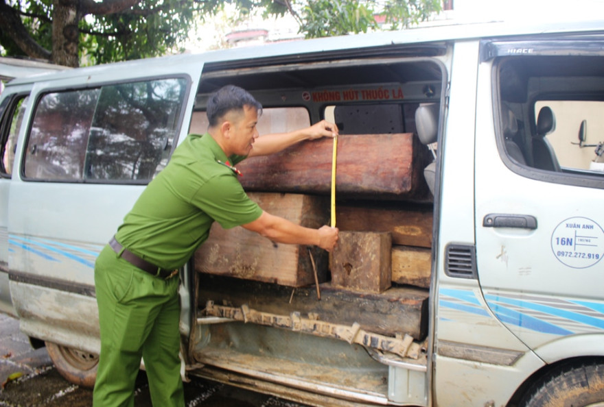 Chiếc xe được tháo dỡ hết các băng ghế để vận chuyển gỗ lậu