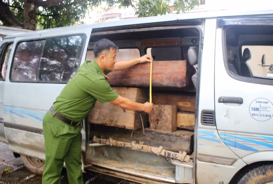 Chiếc xe được tháo dỡ hết các băng ghế để vận chuyển gỗ lậu