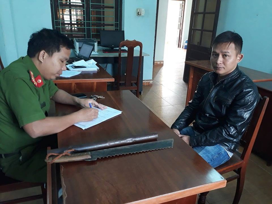 Lý Ngọc Thái trình diễn công an, giao nộp mã tấu, tuýp sắt. Ảnh CA