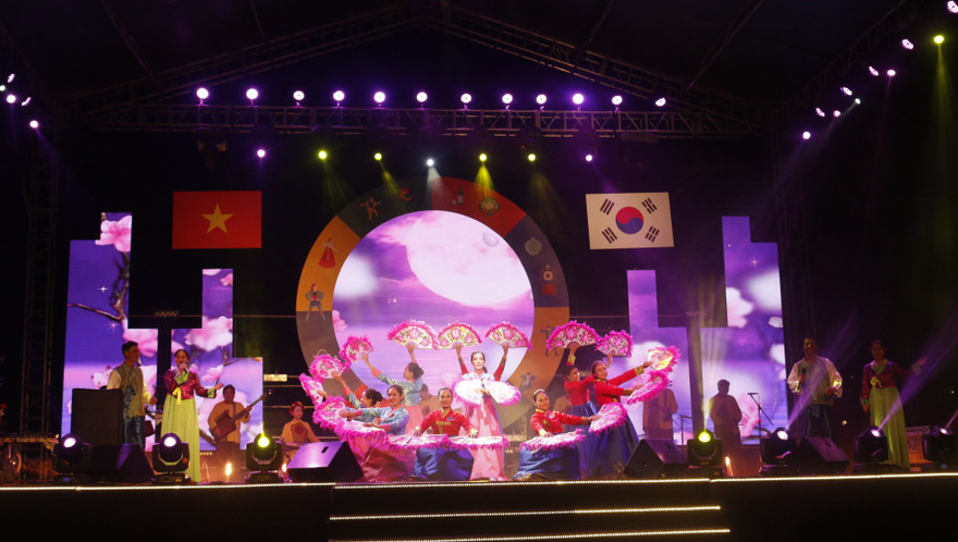 Bạn trẻ Việt háo hức trải nghiệm văn hóa Hàn Quốc tại Hội An