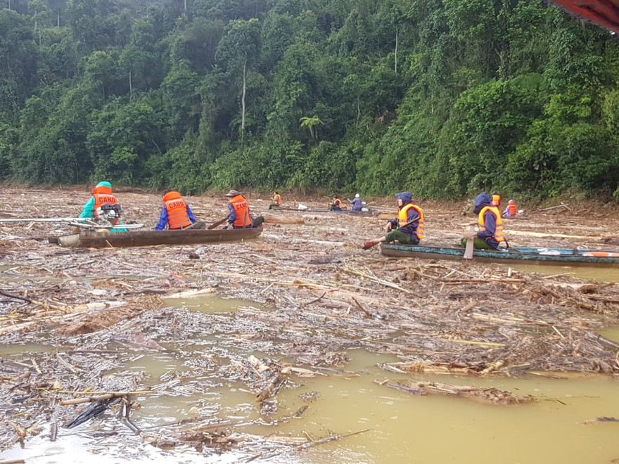 Nỗ lực tìm kiếm nạn nhân mất tích trong vụ sạt lở ở Trà Leng. ảnh H. Thọ