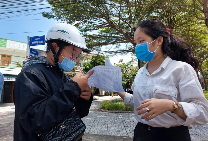 Thí sinh thở phào sau khi kết thúc môn Ngữ Văn. Ảnh H. Văn