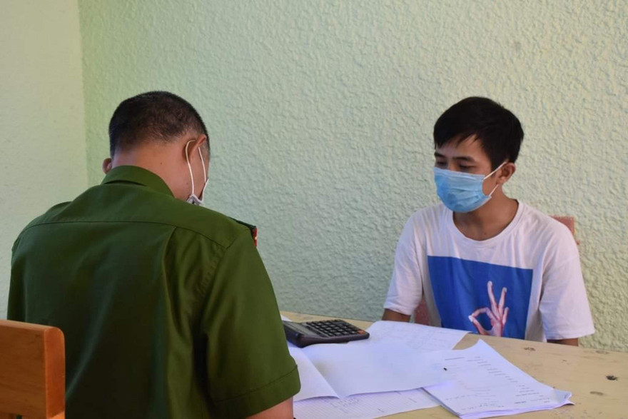 Công an làm việc với đối tượng Khang. Ảnh CA