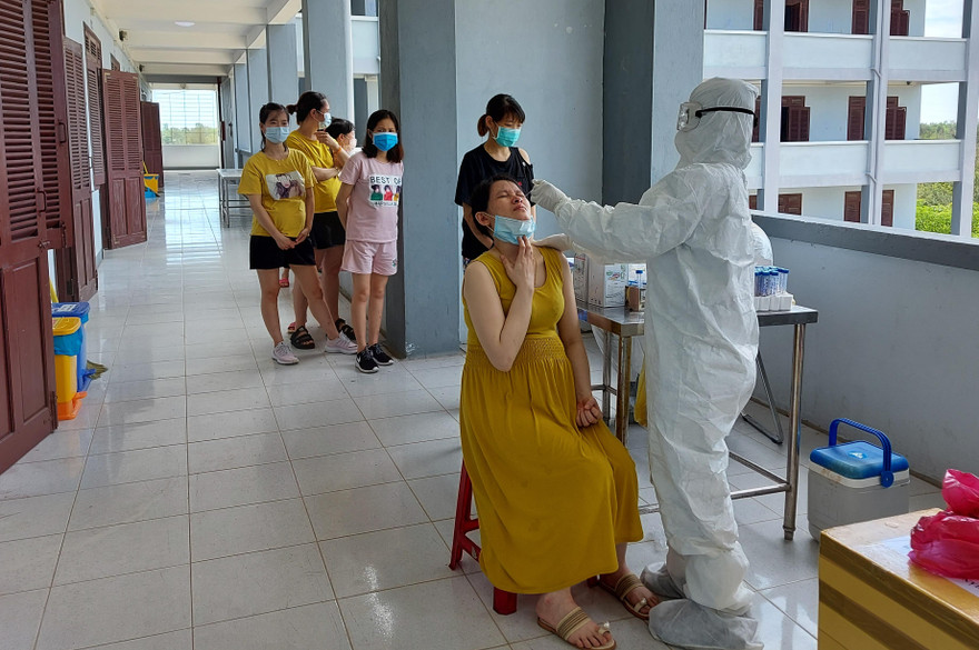 Kiểm tra y tế cho các công dân tại khu cách ly. ảnh Hoài Văn