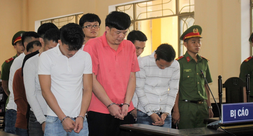 12 đối tượng hầu tòa về tội "Lừa đảo chiếm đoạt tài sản" và "Không tố giác tội phạm"