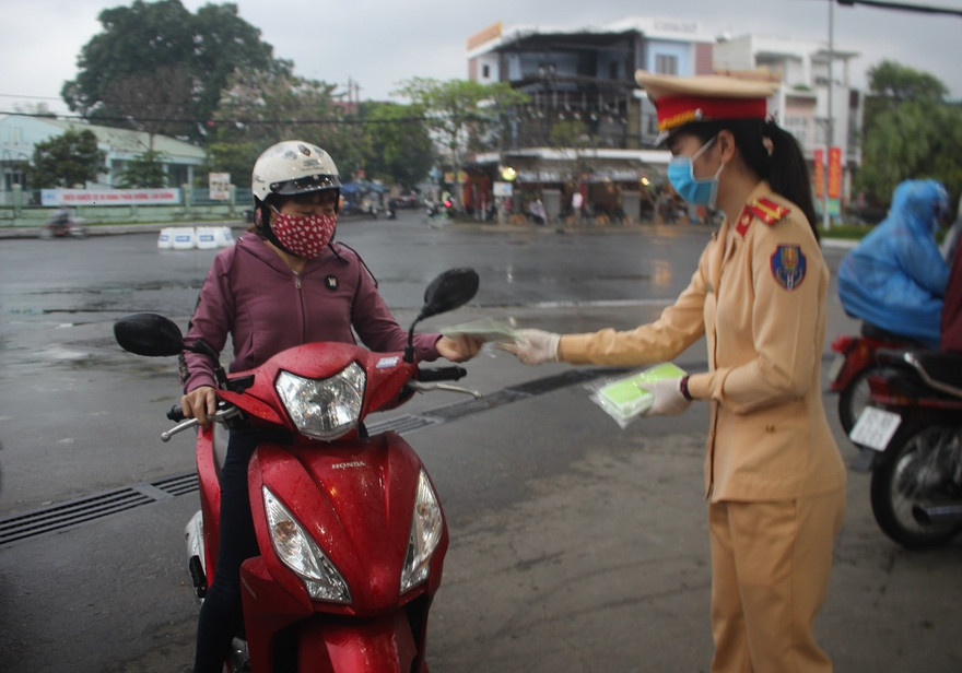 Đoàn thanh niên Công an TP. Tam Kỳ phát khẩu trang miễn phí 