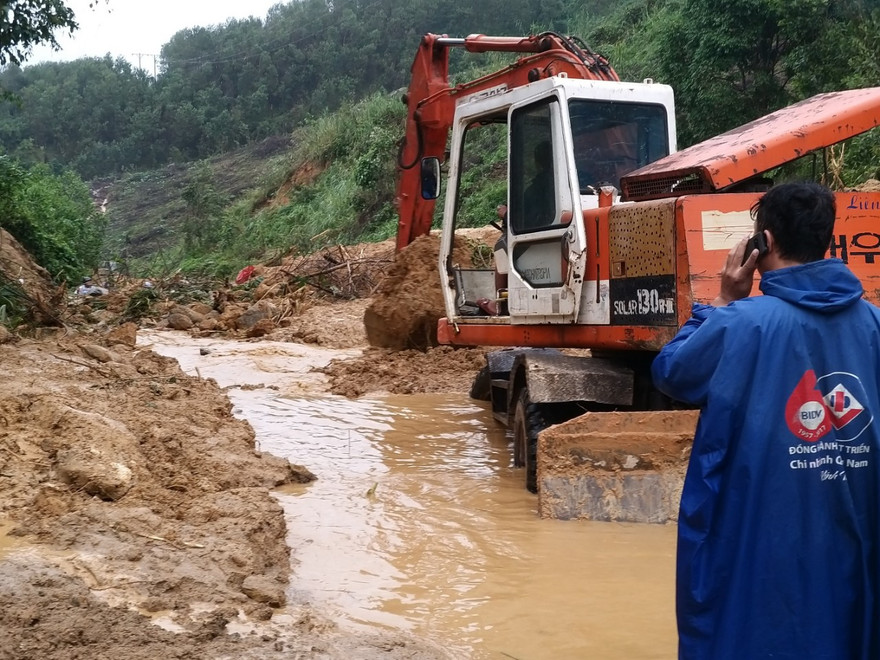 Hiện trường xảy ra vụ sạt lở.
