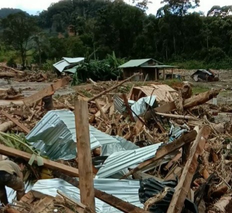 Hiện trường vụ sạt lở kinh hoàng khiến 11 người mất tích.