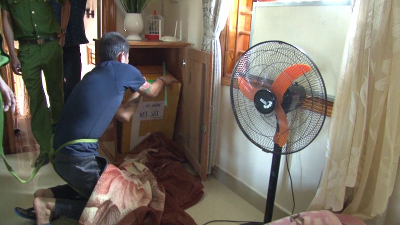 Đối tượng thực nghiệm lại hành vi trộm két sắt. ảnh CA