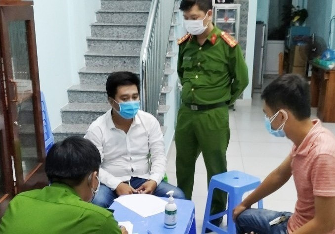 Phan Quang Hùng (áo trắng). ảnh CA