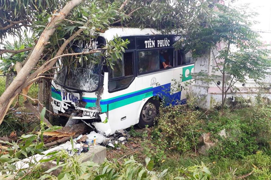 Xe khách mất thắng tông ngã trụ điện bên đường, hành khách hoảng loạn