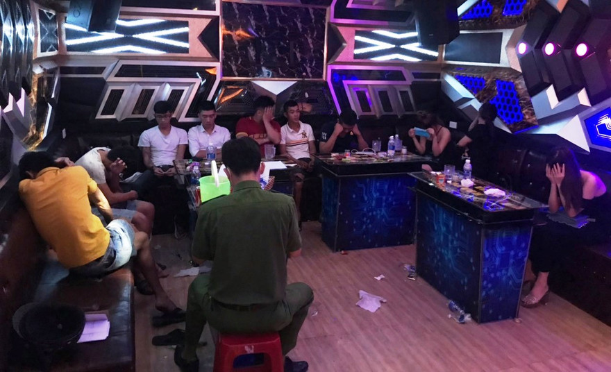 Nhóm thanh niên nam nữ thuê phòng mở "tiệc" ma túy trong quán karaoke