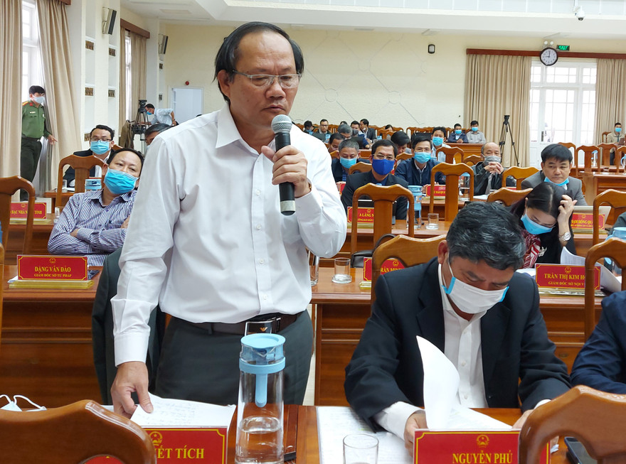 Ông Phạm Viết Tích - Giám đốc Sở NN&PT NT Quảng Nam trả lời tại phiên chất vấn kỳ họp 20, HĐND Quảng Nam khóa IX. ảnh H. Văn