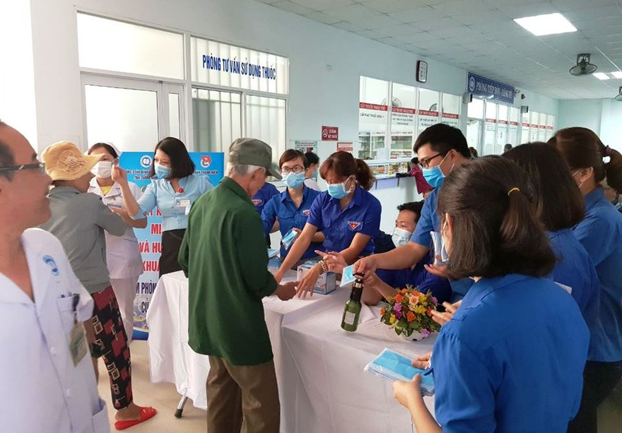 2000 chiếc khẩu trang được phát miễn phí tại Bệnh viện Đa khoa Quảng Nam. ảnh N. H