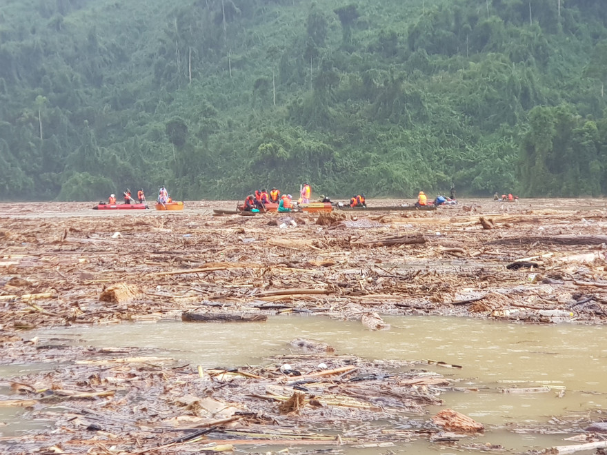 Lực lượng chức năng tìm kiếm thi thể nạn nhân trên sông. Ảnh H. Thọ