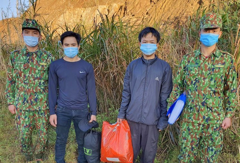 Hai người nhập cảnh trái phép bị lực lượng chức năng bắt giữ. Ảnh H. A