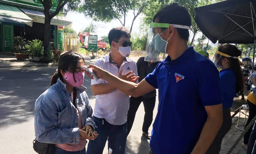 Kiểm tra thân nhiệt tại các chốt. ảnh T. V