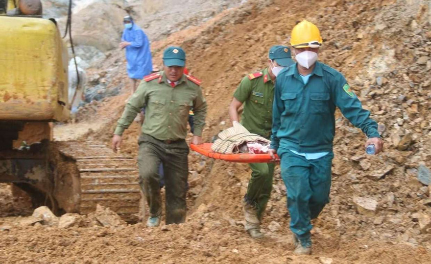 Đưa nạn nhân vụ sạt lở ra khỏi hiện trường. ảnh Nguyễn Thành