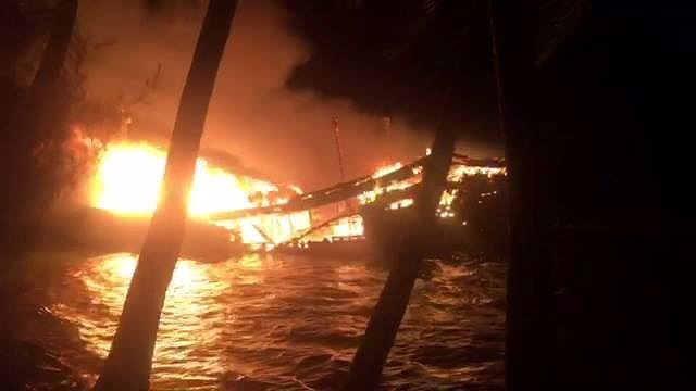 Tàu gần 10 tỷ của ngư dân Quảng Nam cháy ngùn ngụt trong đêm