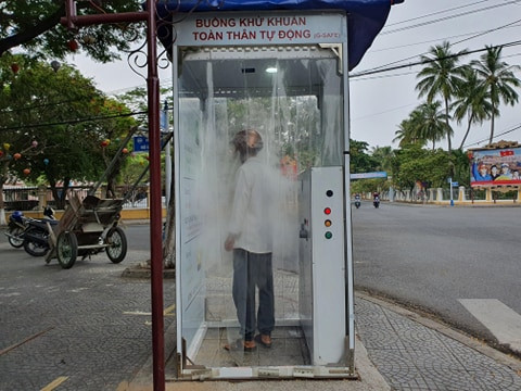 người dân sát khuẩn toàn thân phòng chống dịch COVID-19