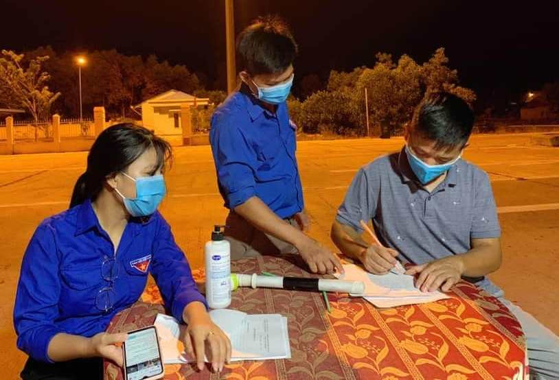 Người dân thực hiện khai báo y tế để phòng, chống dịch COVID-19. Ảnh P. V. Đ