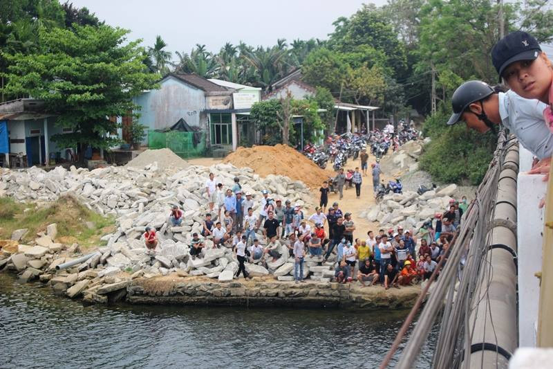 Người dân tìm kiếm thanh niên nhảy sông mất tích