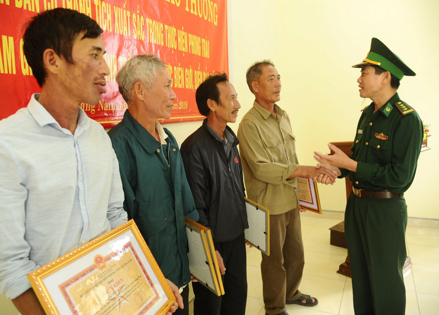 Người dân nhặt được và giao nộp heroin nhặt được ở bãi biển nhận Bằng khen của cơ quan chức năng