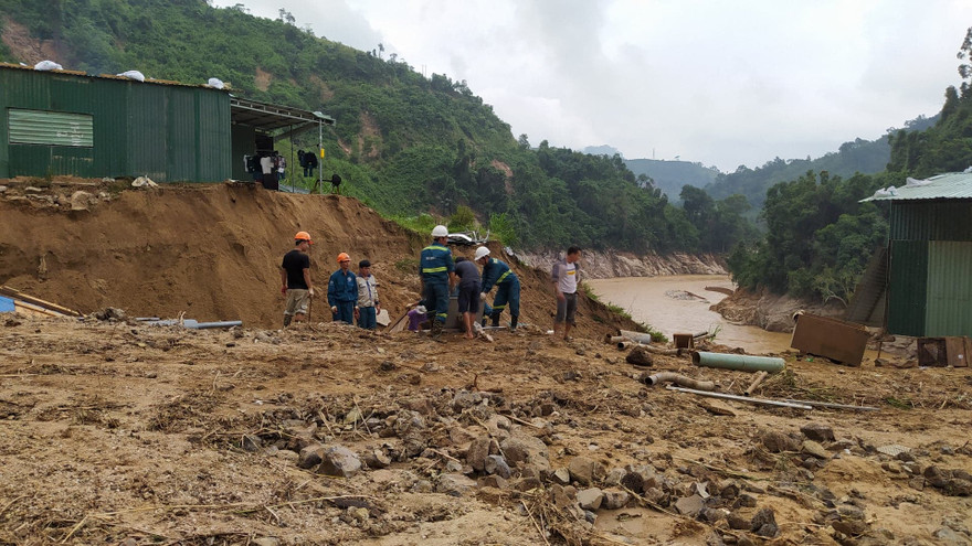 Lực lượng chức năng đã đưa được 167 công nhân thủy đinệ Đăk Mi 2 ra khỏi vùng cô lập
