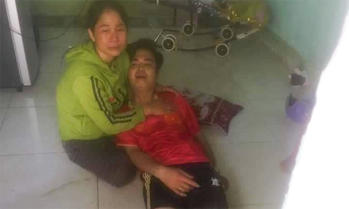 Phạm Văn Tới khóc lóc sau khi vụ việc xảy ra