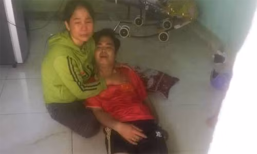 Phạm Văn Tới khóc lóc sau khi vụ việc xảy ra