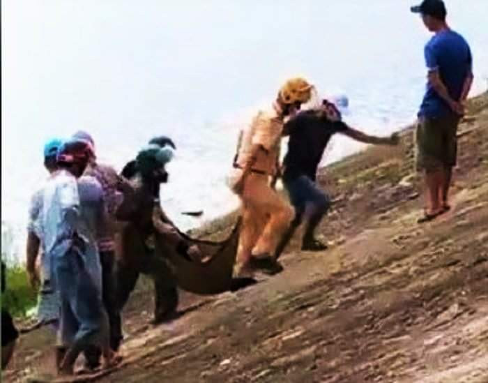 Đưa thi thể người đàn ông đuối nước lên bờ. Ảnh CTV