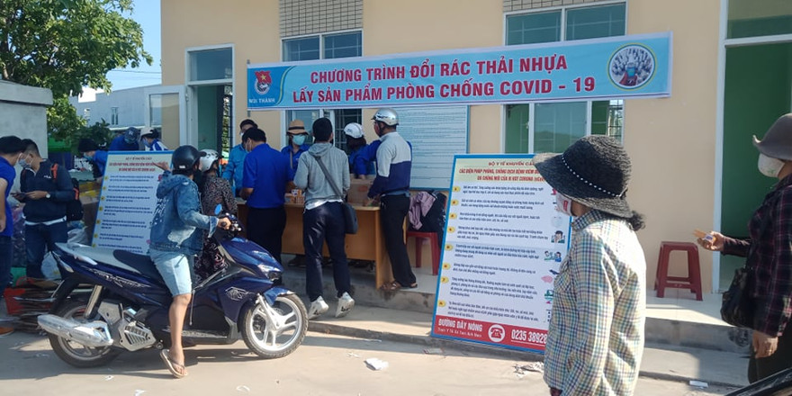 Người dân hưởng ứng chương trình đổi rác thải nhựa lấy sản phẩm phòng chống Covid 19