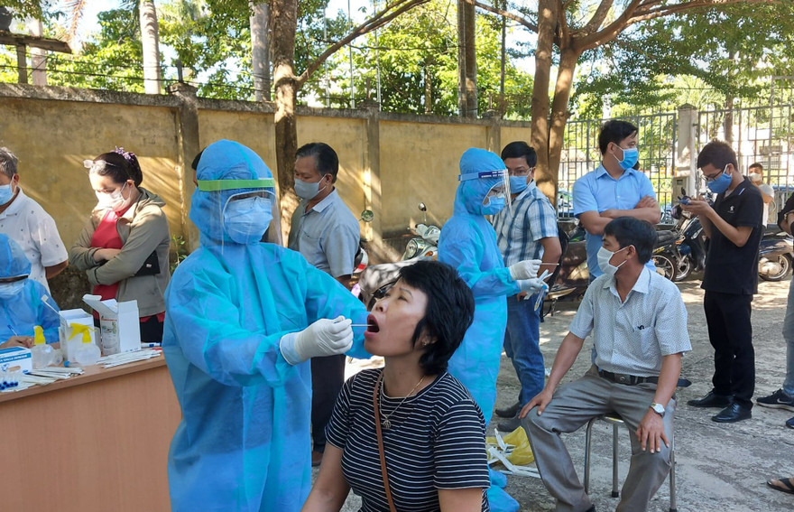 Ngành Y tế Quảng Nam lấy mẫu xét nghiệm cho người dân TP. Tam Kỳ. ảnh H. Văn