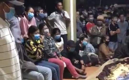 Khiêng thi thể đến trụ sở xã yêu cầu làm rõ nguyên nhân tử vong. ảnh H. K