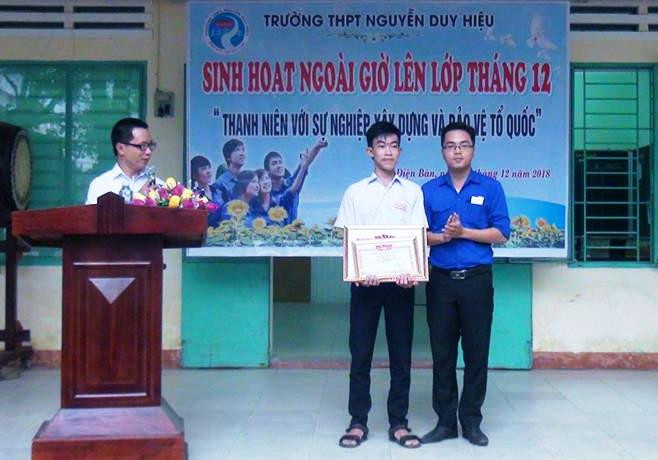 Nguyễn Tấn Hiếu nhận Bằng khen tuyên dương và học bổng sáng nay